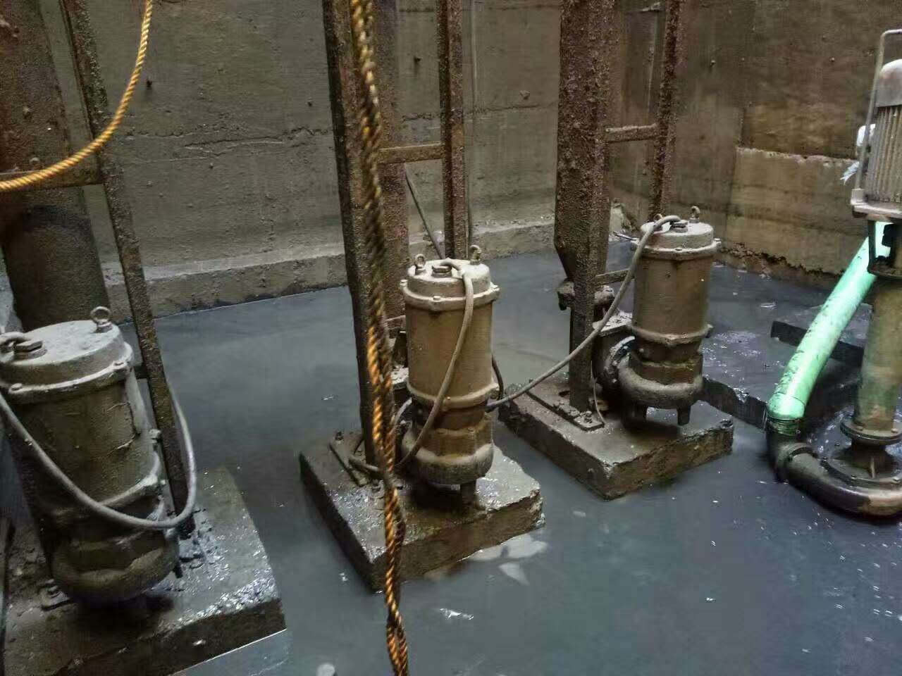 高场办事处污水池清理