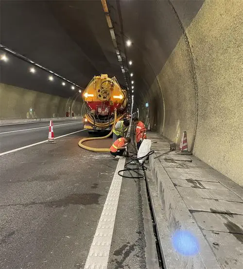 高场办事处隧道排水渠清淤